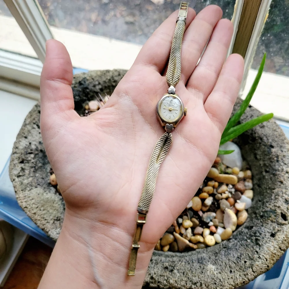 Vintage Services 5 Jewels Gold & Silver Dainty Classic Watch - Picture 6 of 9